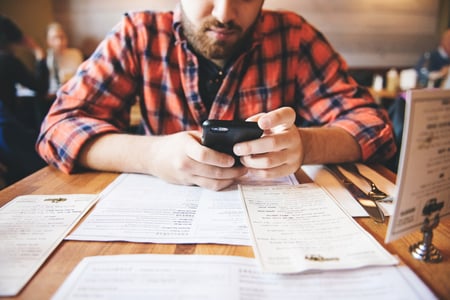 guy-texting-at-a-restaurant_t20_kjYG3p