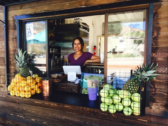 happy-girl-working-at-the-neighborhood-juice-bar-tonythetigersson-tony-andrews-photography_t20_yRayep