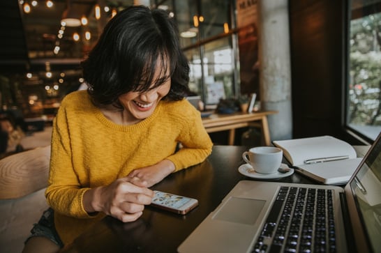 young-hipster-woman-smiling-sitting-in-coffee-shop-using-smartphone-smiling-technology-happy-internet_t20_XznLE6