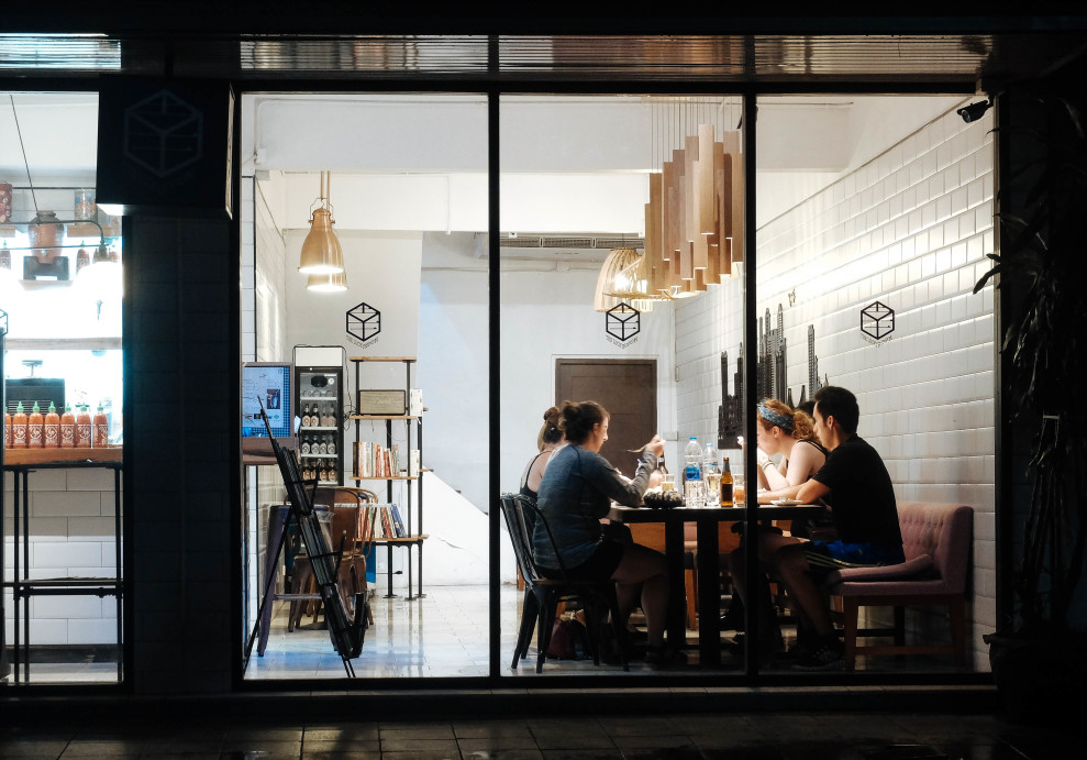 people-night-indoors-window-restaurant-cafe-interior-design_t20_ne31PP