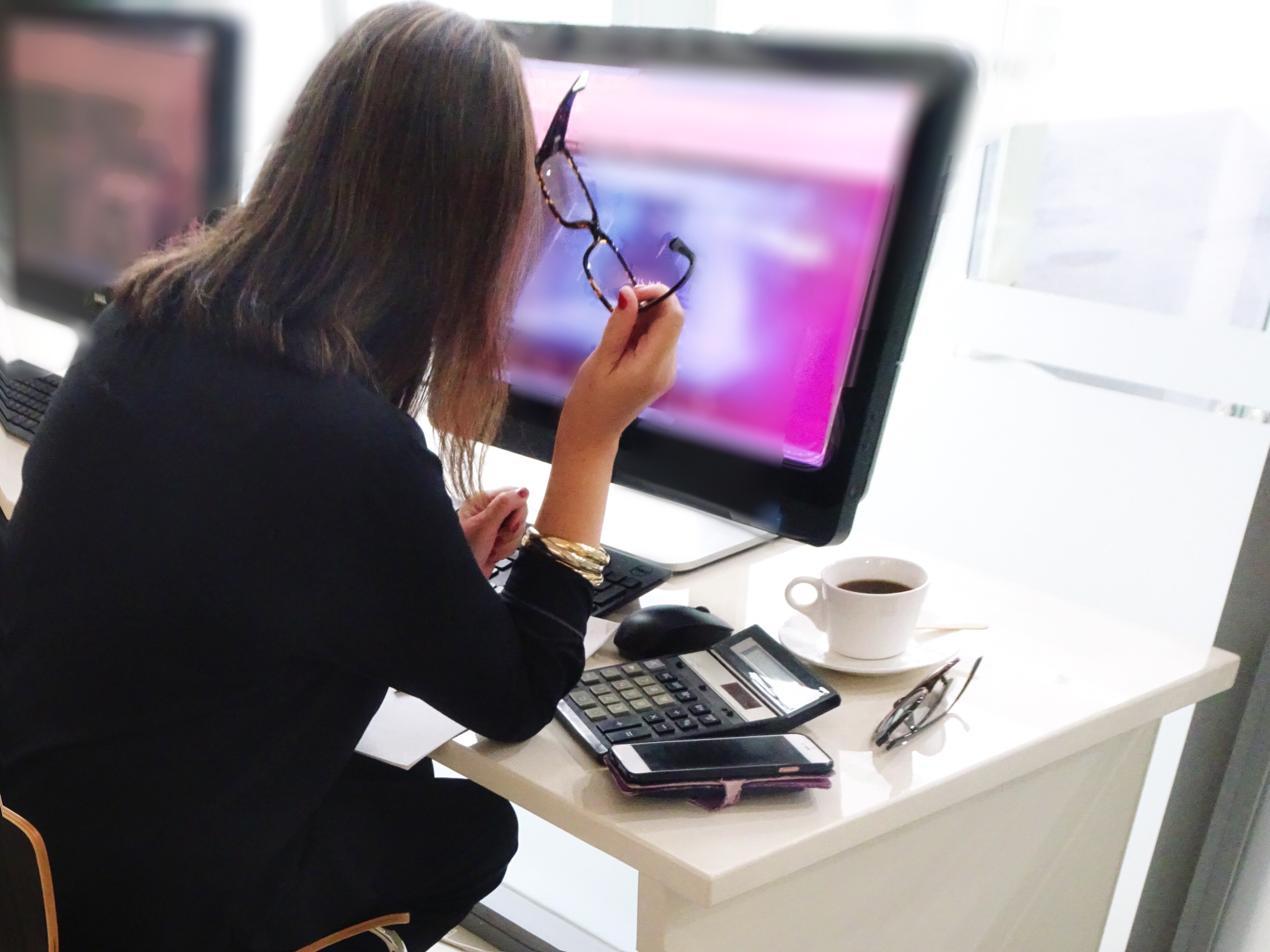 professional-business-woman-working-in-front-of-desktop-computer-on-modern-office-desk-with-coffee_t20_3wPlAB-1